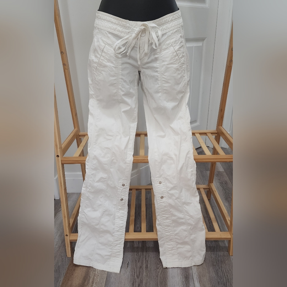 Hollister white pants/capris size 0, snap and tie waist, low rise.
